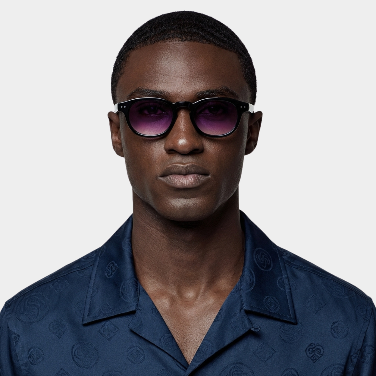 Person wearing DE-SUNGLASSES BRONX sunglasses outdoors, fashion sunglasses for men